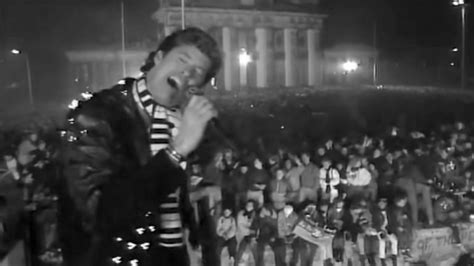 David Hasselhoff's Berlin Wall Performance: An Unexpected Symphony of Freedom and Synthpop?